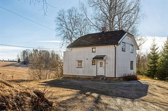 Velkommen til Egnerveien 74! Enebolig i landlig omgivelser med 3 soverom. Hage og balkong.