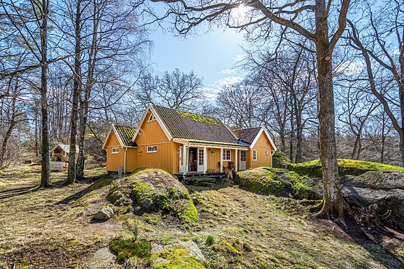 Velkommen til nydelige Engø og denne klassiske hytta med en stor tomt på over 2,7 mål!