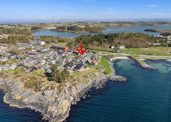 Stor og innholdsrik enebolig med 4 soverom, stor loftstue, treningsrom og hybel (ikke byggegodkjent). Dette er en solvendt og flott eiendom med sjøutsikt som bør sees!