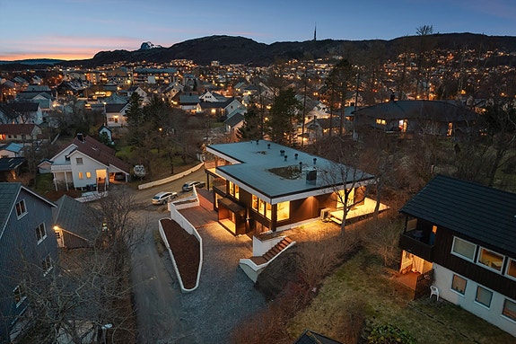 DNB Eiendom v/Bjørn Harald Sandvik presenterer en svært påkostet funkisvilla med ettertraktet beliggenhet på Reinsletta!