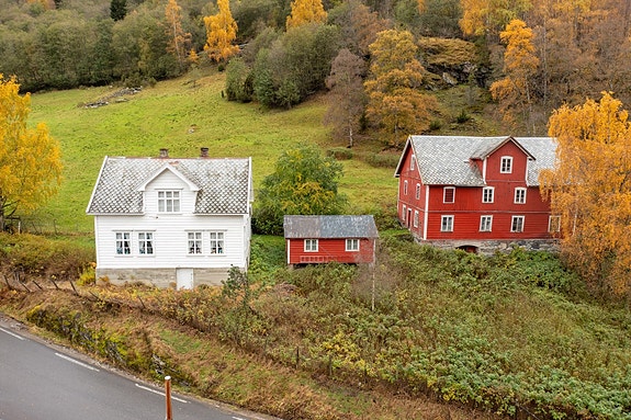 Garden Øverland ligg på Berge, langs vegen mellom Fortun og Turtagrø ca 300 m.o.h.