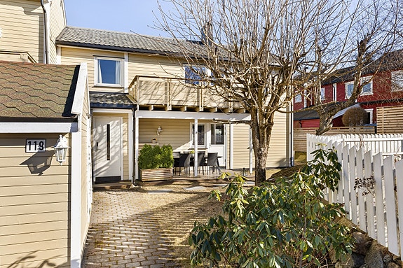 Stenfeltbakken 119 - pent enderekkehus over 2 plan med svært barnevennlig og hyggelig beliggenhet