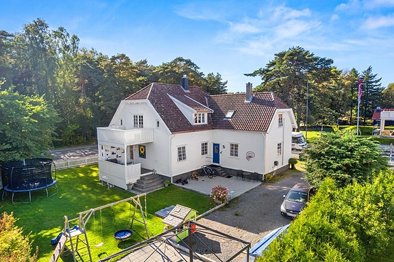 Velkommen til Nygata 29! Ærverdig villa med 2 boenheter og stor solrik tomt.