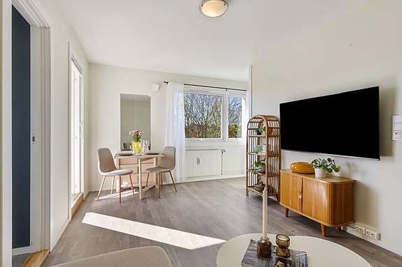 Velkommen til Teisenveien 43! Et lyst og innbydende hjem med god beliggenhet i 4. etasje.