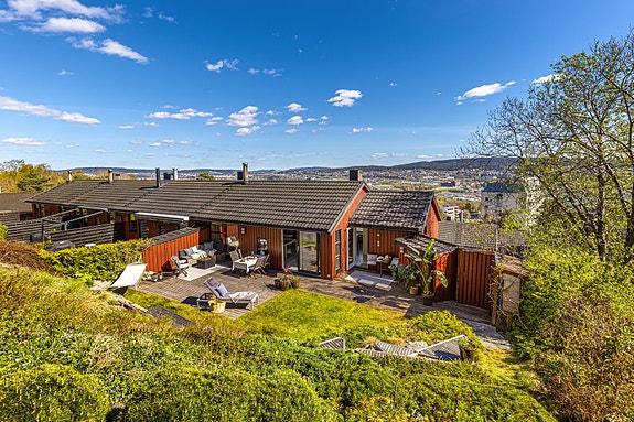 Velkommen til Rødbergveien 110D og dette flotte enderekkehuset på barnevennlige og attraktive Tonsenhagen.