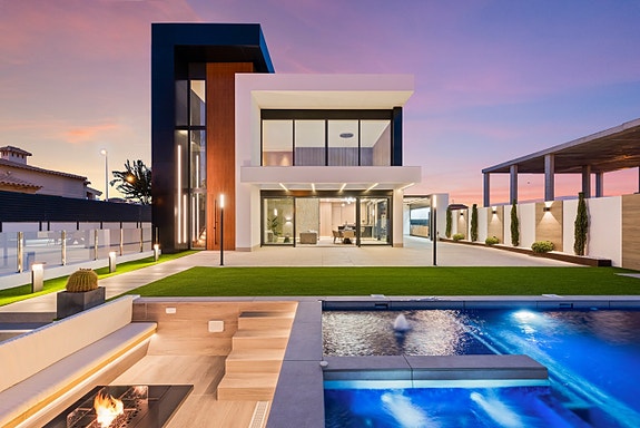 Drømmevilla klar til innflytting | Midt i smørøyet | Gangavstand til strand | 3 soverom og 4 bad |