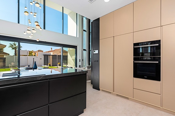 Drømmevilla klar til innflytting | Midt i smørøyet | Gangavstand til strand | 3 soverom og 4 bad |