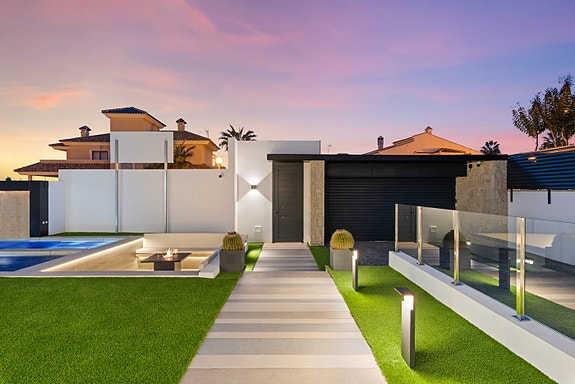 Drømmevilla klar til innflytting | Midt i smørøyet | Gangavstand til strand | 3 soverom og 4 bad |