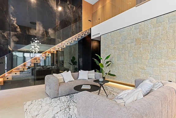 Drømmevilla klar til innflytting | Midt i smørøyet | Gangavstand til strand | 3 soverom og 4 bad |