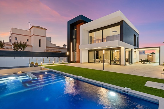 Drømmevilla klar til innflytting | Midt i smørøyet | Gangavstand til strand | 3 soverom og 4 bad |