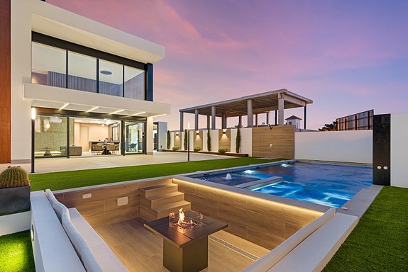 Drømmevilla klar til innflytting | Midt i smørøyet | Gangavstand til strand | 3 soverom og 4 bad |