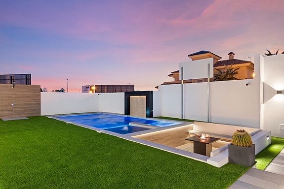 Drømmevilla klar til innflytting | Midt i smørøyet | Gangavstand til strand | 3 soverom og 4 bad |