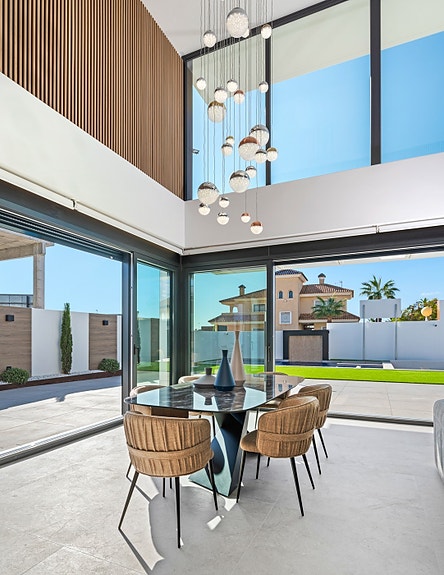 Drømmevilla klar til innflytting | Midt i smørøyet | Gangavstand til strand | 3 soverom og 4 bad |