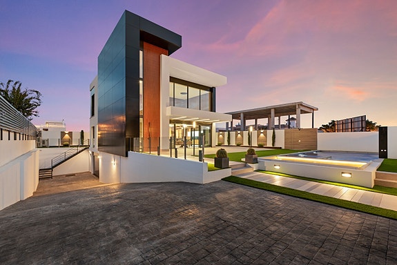 Drømmevilla klar til innflytting | Midt i smørøyet | Gangavstand til strand | 3 soverom og 4 bad |