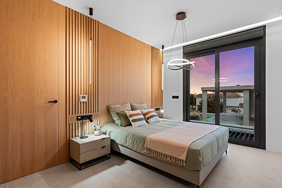 Drømmevilla klar til innflytting | Midt i smørøyet | Gangavstand til strand | 3 soverom og 4 bad |