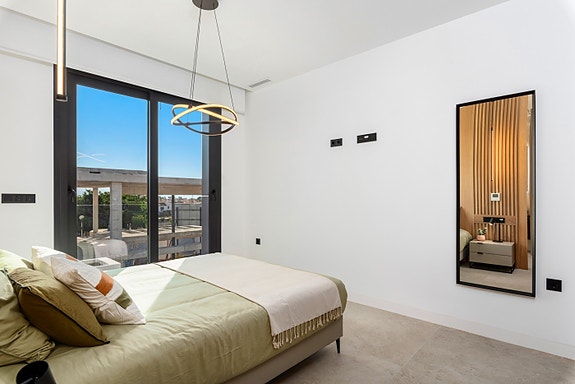 Drømmevilla klar til innflytting | Midt i smørøyet | Gangavstand til strand | 3 soverom og 4 bad |