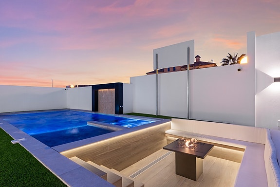 Drømmevilla klar til innflytting | Midt i smørøyet | Gangavstand til strand | 3 soverom og 4 bad |