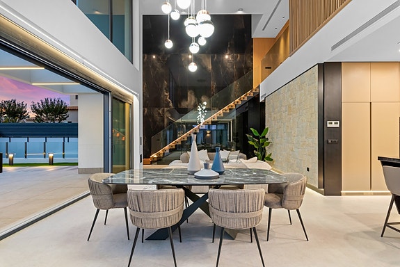 Drømmevilla klar til innflytting | Midt i smørøyet | Gangavstand til strand | 3 soverom og 4 bad |