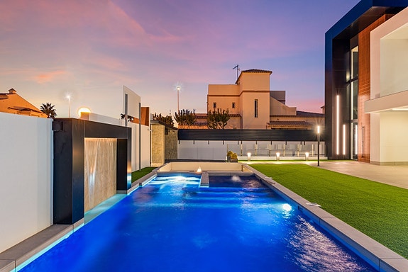 Drømmevilla klar til innflytting | Midt i smørøyet | Gangavstand til strand | 3 soverom og 4 bad |