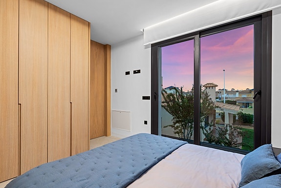 Drømmevilla klar til innflytting | Midt i smørøyet | Gangavstand til strand | 3 soverom og 4 bad |