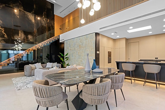 Drømmevilla klar til innflytting | Midt i smørøyet | Gangavstand til strand | 3 soverom og 4 bad |