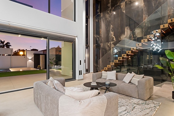 Drømmevilla klar til innflytting | Midt i smørøyet | Gangavstand til strand | 3 soverom og 4 bad |