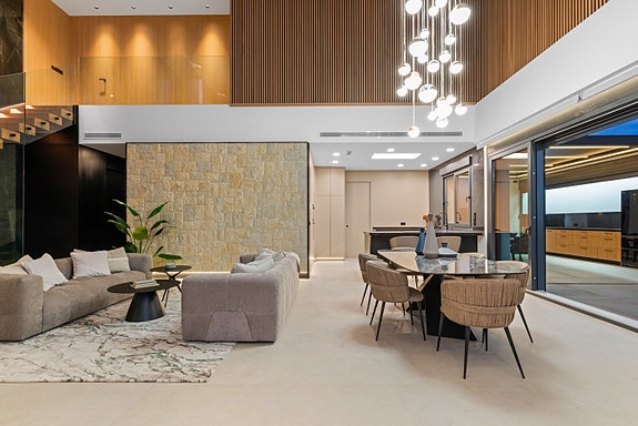 Drømmevilla klar til innflytting | Midt i smørøyet | Gangavstand til strand | 3 soverom og 4 bad |