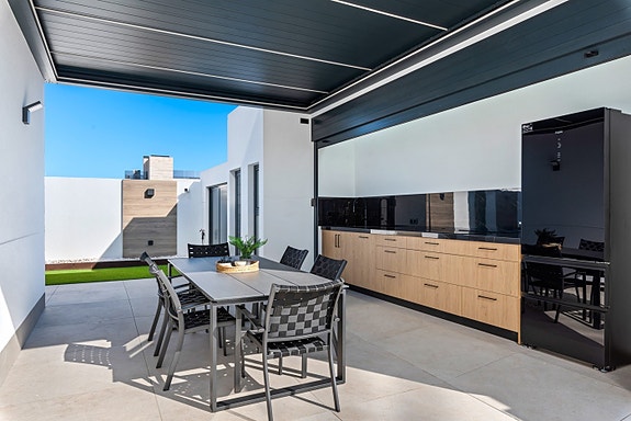 Drømmevilla klar til innflytting | Midt i smørøyet | Gangavstand til strand | 3 soverom og 4 bad |