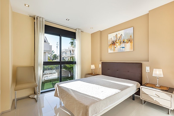 Perfekt for utleie | Moderne villa med gangavstand til strand | Privat basseng | 5 soverom og 4 bad