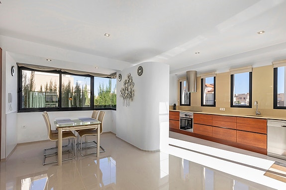 Perfekt for utleie | Moderne villa med gangavstand til strand | Privat basseng | 5 soverom og 4 bad