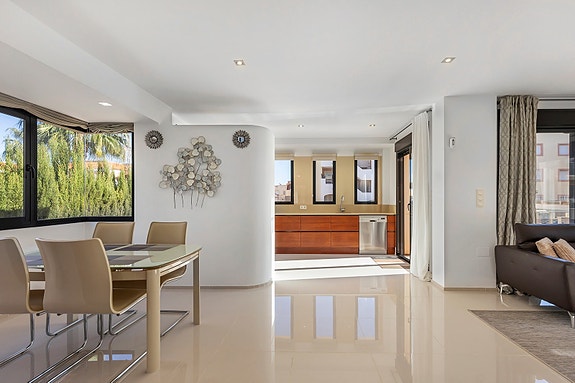 Perfekt for utleie | Moderne villa med gangavstand til strand | Privat basseng | 5 soverom og 4 bad