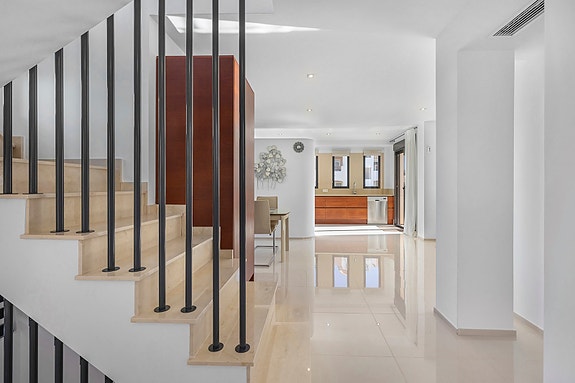 Perfekt for utleie | Moderne villa med gangavstand til strand | Privat basseng | 5 soverom og 4 bad