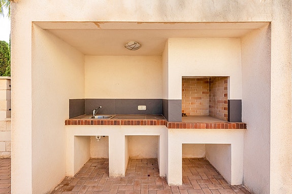 Perfekt for utleie | Moderne villa med gangavstand til strand | Privat basseng | 5 soverom og 4 bad