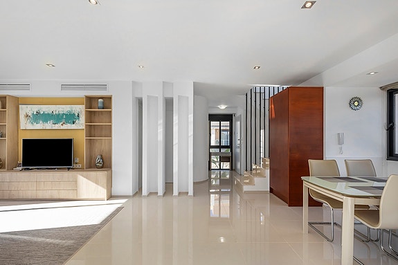 Perfekt for utleie | Moderne villa med gangavstand til strand | Privat basseng | 5 soverom og 4 bad