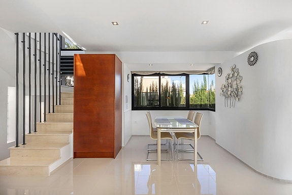 Perfekt for utleie | Moderne villa med gangavstand til strand | Privat basseng | 5 soverom og 4 bad