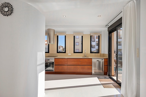 Perfekt for utleie | Moderne villa med gangavstand til strand | Privat basseng | 5 soverom og 4 bad