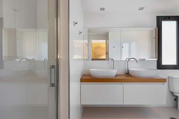 Perfekt for utleie | Moderne villa med gangavstand til strand | Privat basseng | 5 soverom og 4 bad