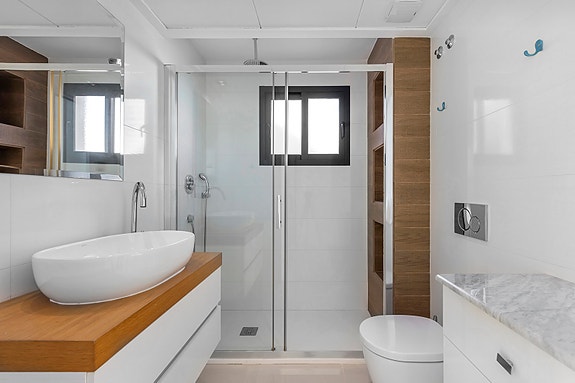 Perfekt for utleie | Moderne villa med gangavstand til strand | Privat basseng | 5 soverom og 4 bad