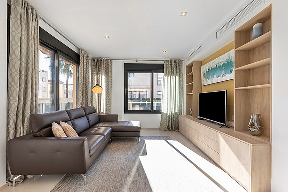 Perfekt for utleie | Moderne villa med gangavstand til strand | Privat basseng | 5 soverom og 4 bad