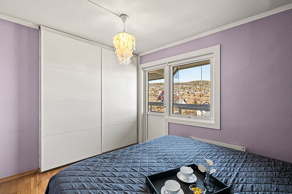 Stort soverom med skyvedørsgarderobe og egen utgang til balkongen.