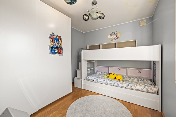 Soverom 2 med god plass til dobbeltseng og stor garderobe.