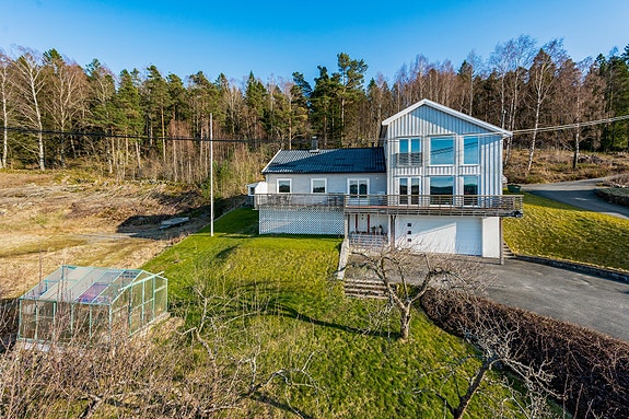 Velkommen til Østre Tromøyvei 670! En flott bolig med nydelig utsikt og solrik tomt