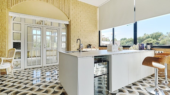 Elegant villa med attraktiv beliggenhet nær stranden | 4 soverom | Fantastisk uteområde | Stor tomt