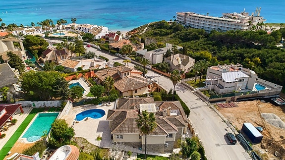 Elegant villa med attraktiv beliggenhet nær stranden | 4 soverom | Fantastisk uteområde | Stor tomt