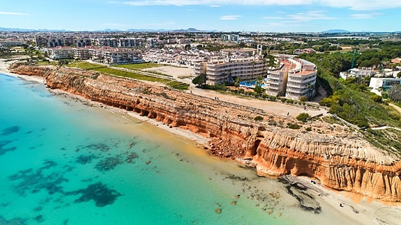 Elegant villa med attraktiv beliggenhet nær stranden | 4 soverom | Fantastisk uteområde | Stor tomt