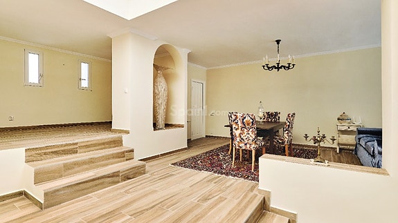 Elegant villa med attraktiv beliggenhet nær stranden | 4 soverom | Fantastisk uteområde | Stor tomt