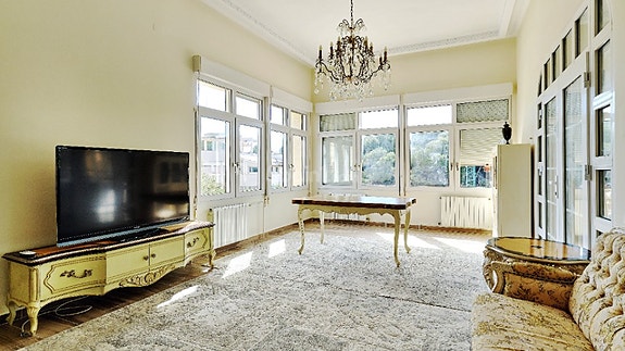 Elegant villa med attraktiv beliggenhet nær stranden | 4 soverom | Fantastisk uteområde | Stor tomt