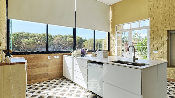 Elegant villa med attraktiv beliggenhet nær stranden | 4 soverom | Fantastisk uteområde | Stor tomt