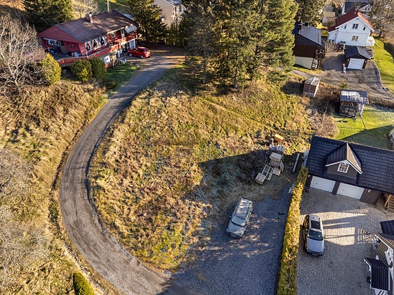 Tomt på 939 m² i Fetsund, med kort avstand til skole, barnehage og sentrumskjernen. Det er kort avstand til togstasjon hvor du kan ta turen til Oslo på under 20 minutter.