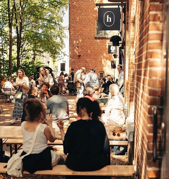 Uteservering hos Håndbakt - det første serveringsstedet som etablerte seg på bakkeplan